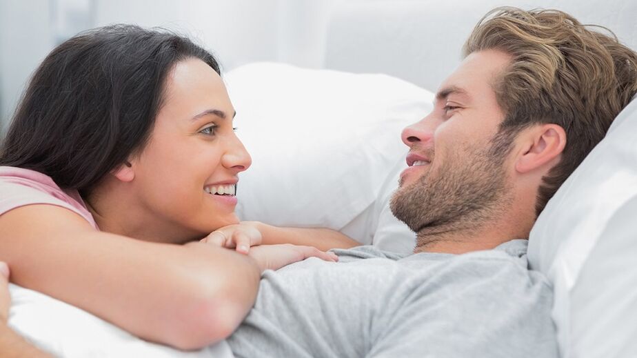 Šťastná žena s mužom v posteli